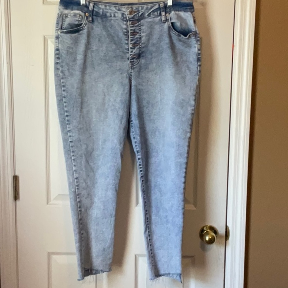 Wild Fable Women’s High Rise Casual Raw Edge Hem Light Wash Denim Jeans Size 16